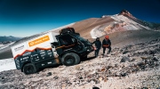 Xe tải điện năng lượng mặt trời leo lên ngọn núi lửa cao nhất thế giới